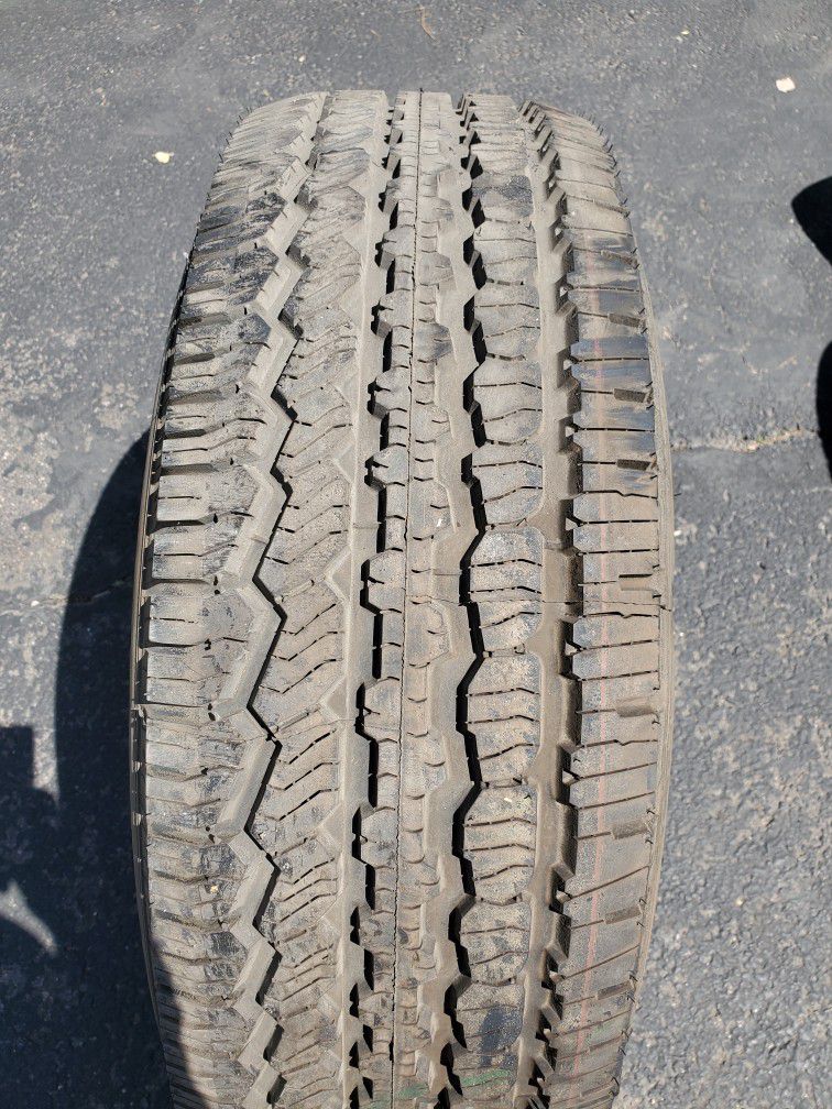 Single (1) 265 70 16 BFGoodrich tire 