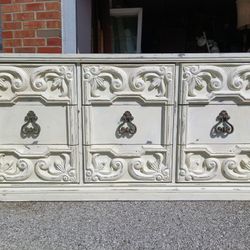 Attractive Vintage Bassett Dresser with Ornate Drawer Fronts - 9 drawers, 5 ft long - Great quality!
