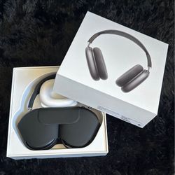 AirPod Maxes 