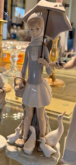 Porcelain LLADRO. Precious Girl In Dress With Parasol Umbrella & Basket, & Geese Or Ducks. Vintage, Retired LLADRÓ Statue. Made In Spain. Perfect.