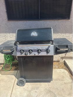 Asador con su balita de gas llena o