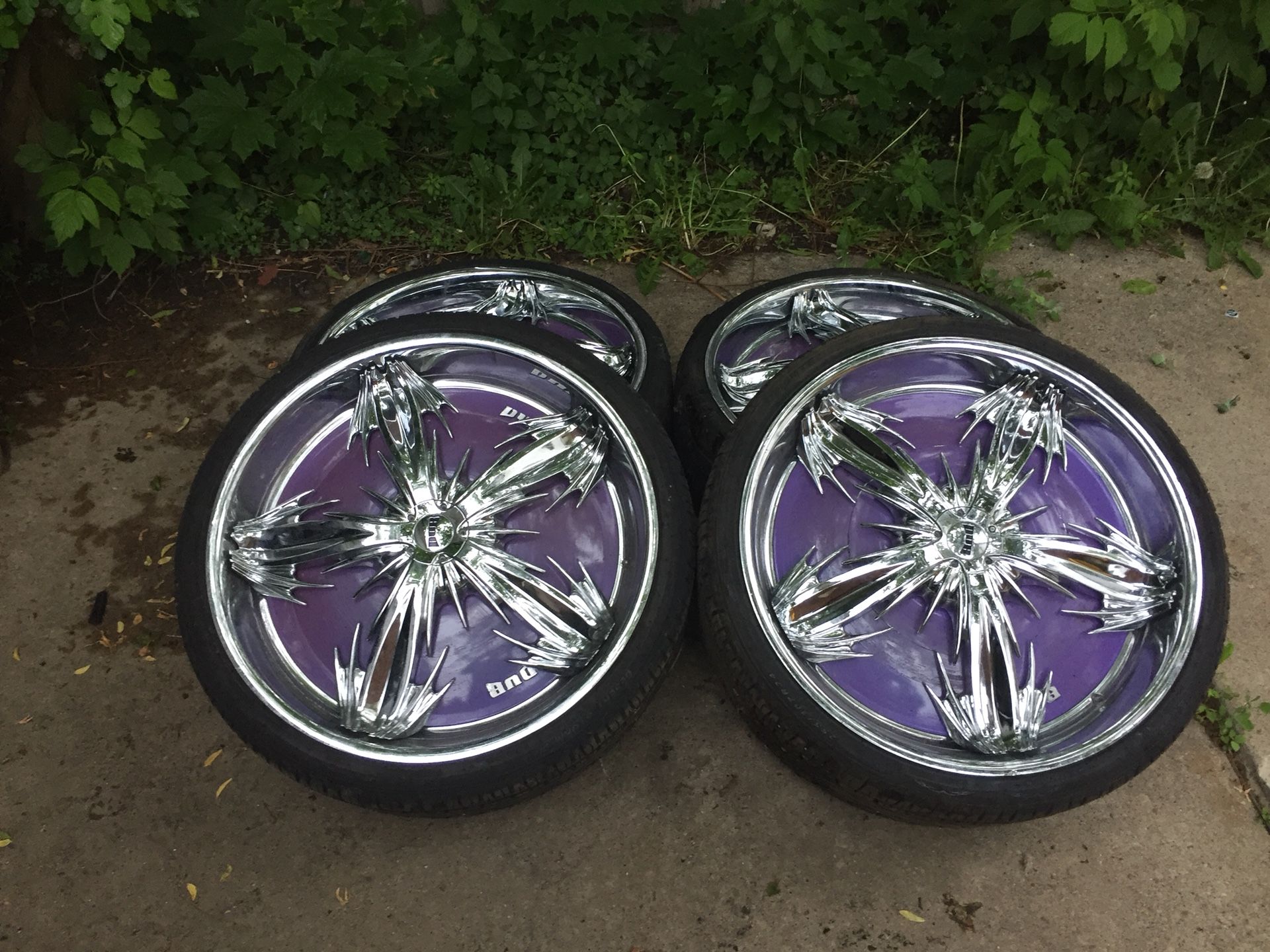 24inch Dub Floaters have all pieces all bearings are good all Hub’s are good just needs two Tires already priced them out at Sanchez no lowball offer