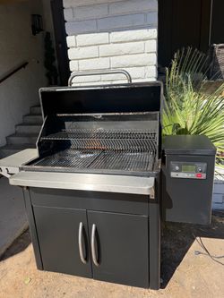 TRAEGER SILVERTON 810 pellet grill smoker used works great
