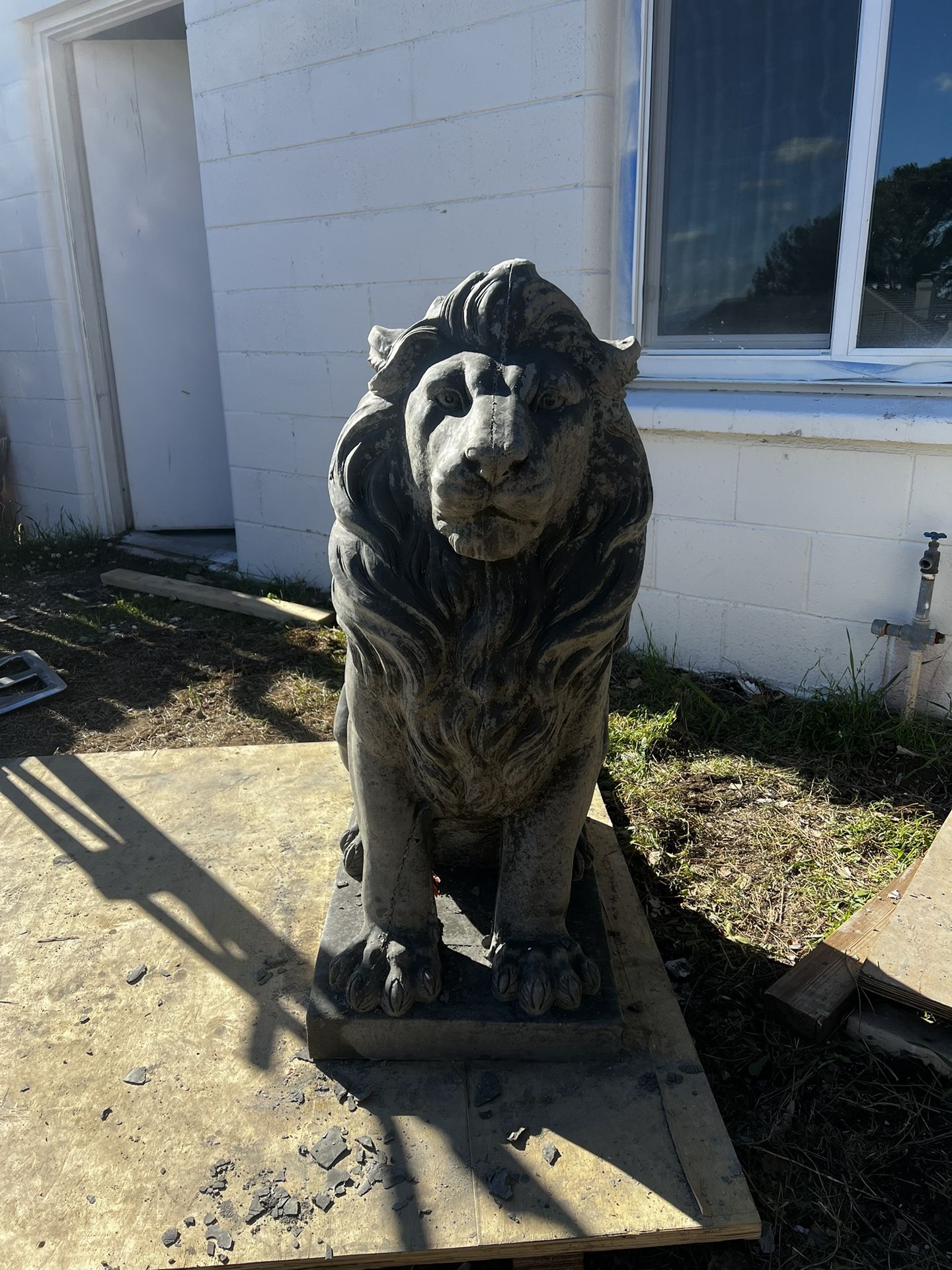 Lion Statue 