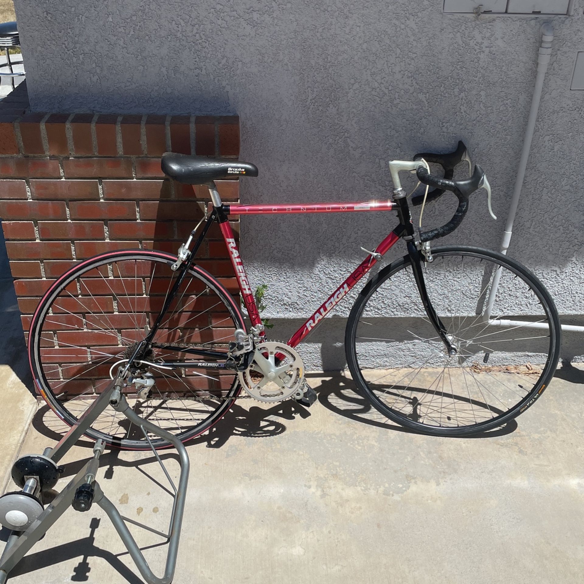 Vintage 1990 Raleigh Road Bike 54cm for Sale in Riverside County