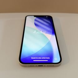 iPhone 13 Carrier Unlocked mint Condition (Starlight / White)