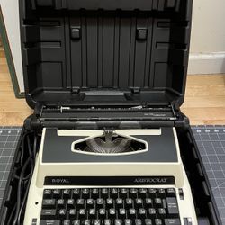 Vintage Typewriter, Royal Aristocrat w/ Case