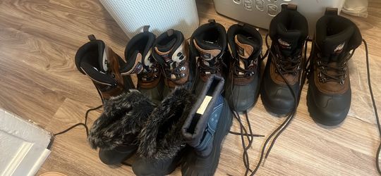 Snow Boots Size 2Y —-7Y $25