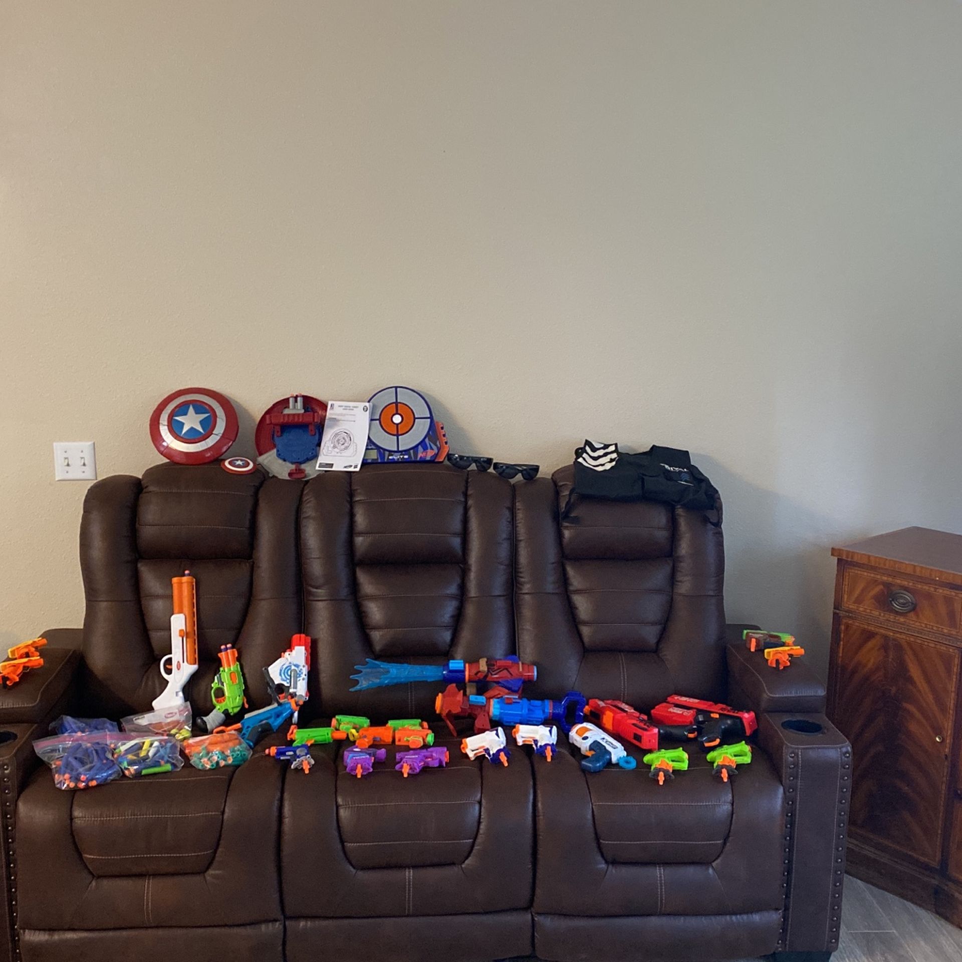 All Nerf Stuff - Vest ,Safety Glasses ,Darts And A Nerf Target And Comes With25 Nerf Guns 