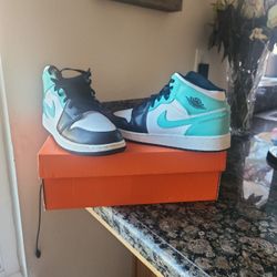 Air Jordan. Nike.  Size  6.5.  Like New. See Picture 