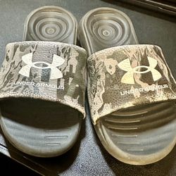 Little boys Under Armour slides Size: 13K