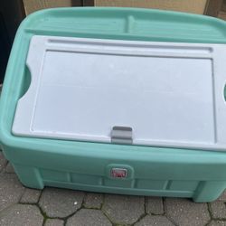 Step2 2-in-1 Toy Box and Art Lid Mint: Where Imaginations Blossom and Mess Stays Hidden. This pint-sized Picasso's dream, the Step2 2-in-1 Toy Box and