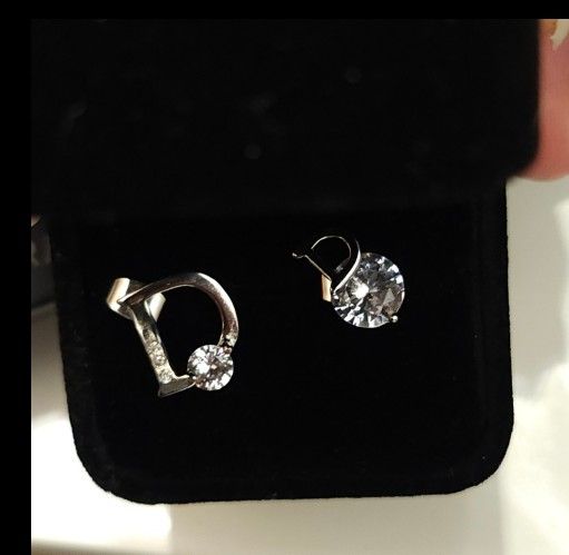 1 Carat Total Weight D logo Moissanite Studs
