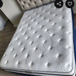 Like new beautiful beautyrest queen size mattress and boxspring.