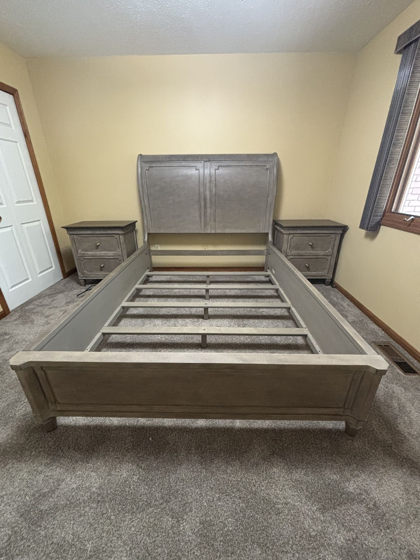 *GORGEOUS* Queen Bedroom Set