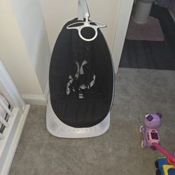4 moms baby swing (multimotional)