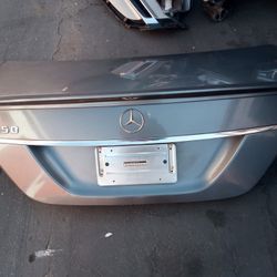 2007-2009 Mercedes S Class Complete Trunk Deck With Spoiler And Inner Accessories Oem.
