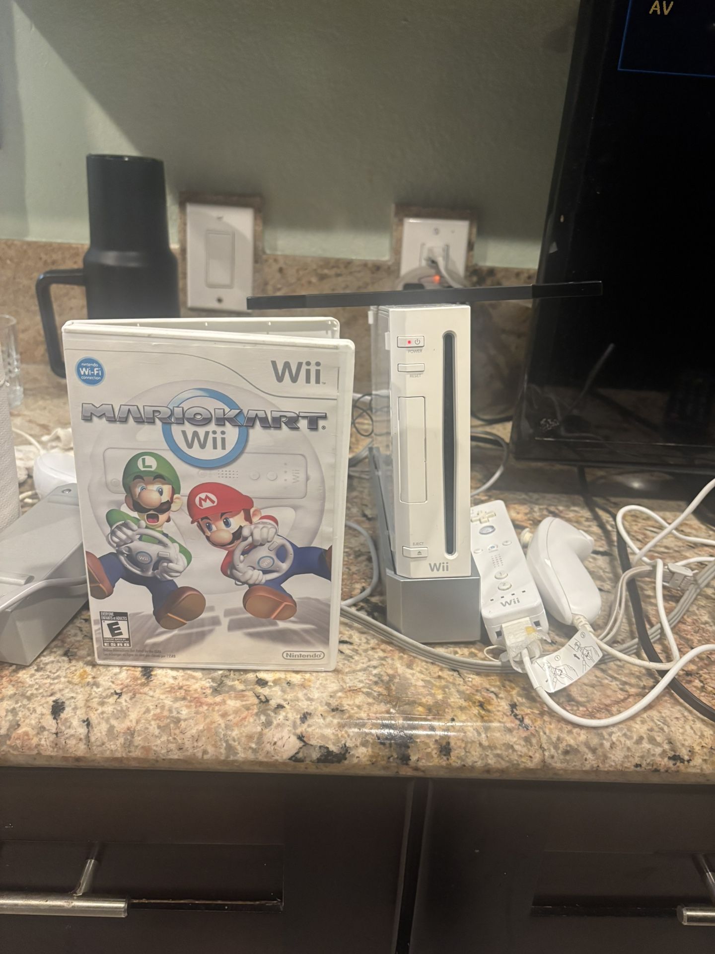 Complete Nintendo Wii, 1 Controller, Mario Kart Wii