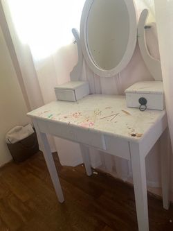 Girls room white vanity