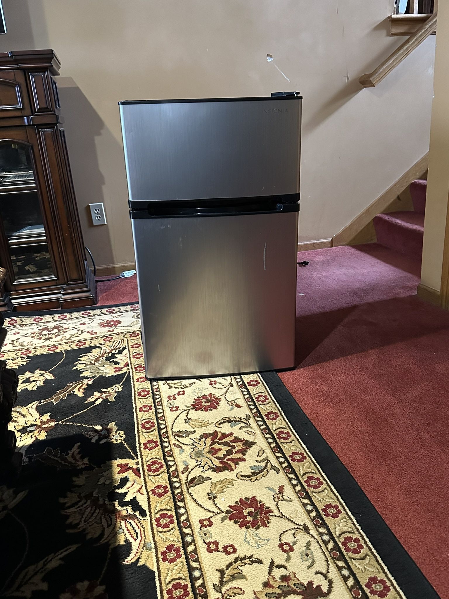 INSIGNIA MINI fridge