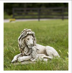 Joseph's Studio Lion and Lamb Garden Statue – 12.5"