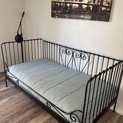Day Bed w/ New Mattress