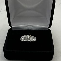14KT 5.00g WHITE GOLD BAND RING WITH CLUSTER DIAMONDS IN CENTER