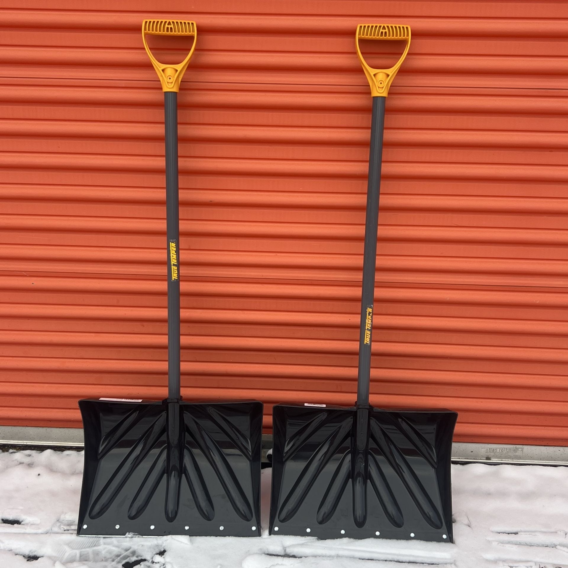 Pair Of 18 Inch Poly Combo Snow Shovel with D-Grip - TRUE TEMPER