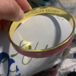  Elevate your style with this stunning Victoria’s Secret Pink bangle!  