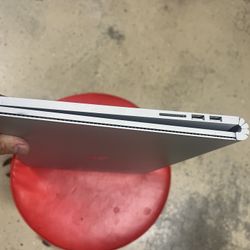 Microsoft Surface Book 3 13.5 Core I7-1065G7, 32Gb RAM, 512gb SSD.