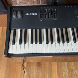 Alesis QS8 64 Voice Master Controller / Synthesizer 