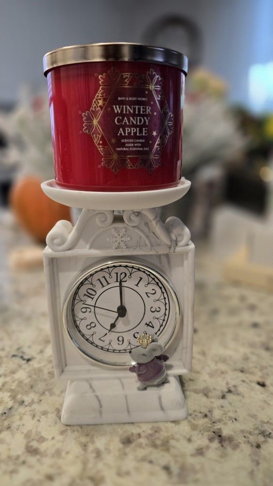 Bath & Body Works
Christmas Clock & Mouse 3-
Wick Pedestal Candle Holder