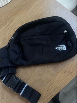 The north face crossbody / waist bag   *we used it a few times last winter, in perfect condition, no issues. From a clean, smoke and pet free home.🏠 