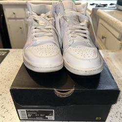 White Jordan 1 size 8.5