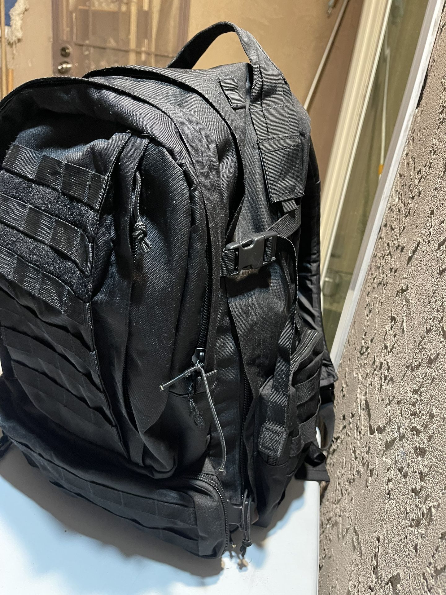 Commando backpack just like the army ones, extra large and with many compartments.