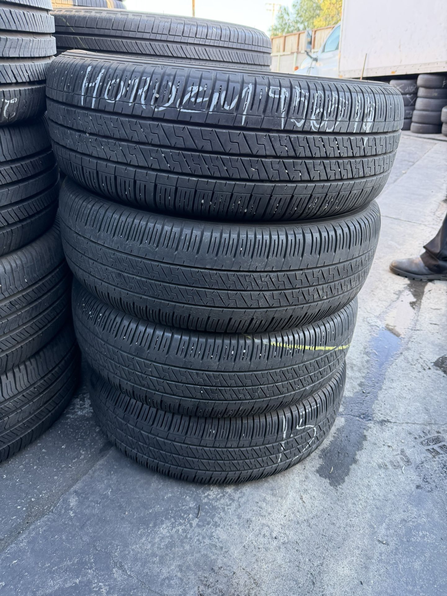 tengo un set de 4 llantas Dunlop 195/65r15 con buena condición de vida