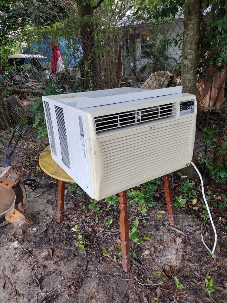 Air Conditioner LG Blows Ice Cold...