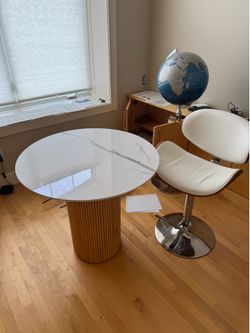 Kitchen Nook Table and Chair 31.5” DIA