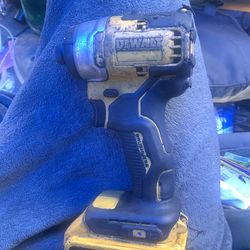 DeWalt DCF809 Atomic 20V MAX Cordless Brushless Compact 1/4" Impact Driver. With battery