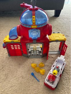PAW Patrol Fire Rescue Command Center with Marshall Figure, Fire Truck, Lights, Launcher & Sound Fx