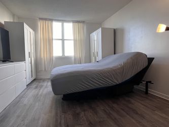 Adjustable Queen size bed Serta Mattress and electric reclining base