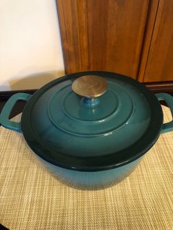 3 qt. Enameled cast iron casserole pot