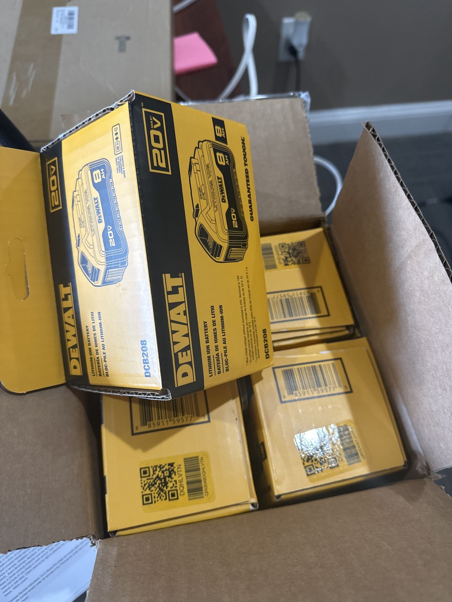 DeWalt 20V MAX XR DCB208 8 AH BATTERY - NEW