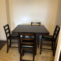 Living Spaces Dining Room Table Set