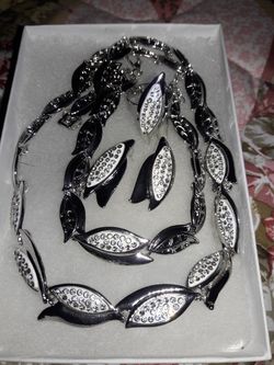 Jewelry set includes necklace, bracelet,earings and ring