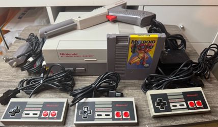 Nintendo NES Console with Extra Controller Grey Zapper and Game Tested Working