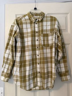 Universal Thread Women’s Oversized Button Up Plaid Shirt (S)