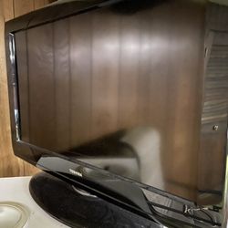 toshiba flat screen tv works great 32 inches 