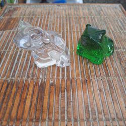PAIR OF RETRO GLASS FROG PAPER WEIGHTS 