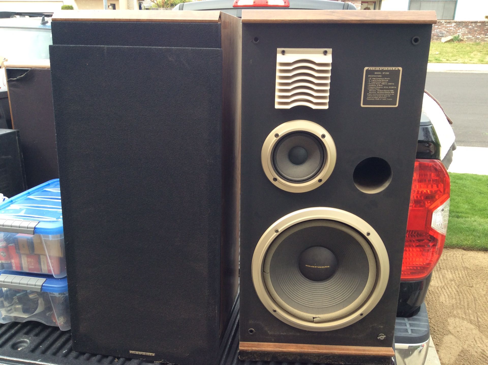 Vintage pair of marantz sp-1250 speakers